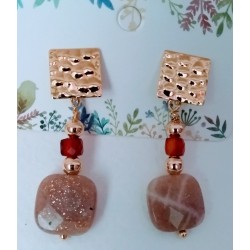 Boucles d'oreilles Lune Rose en pierres naturelles, Pierre de Lune Rose et agate rouge, création Martine Portelli, Marseille