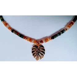 Collier ras-du-cou Monstera en pierres naturelles, topaze et agate indienne, création Martine Portelli, Marseille