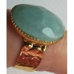 Bague large martelée Amazone, magnifique cabochon d'amazonite facettée, création Martine Portelli, Marseille