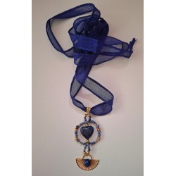 Pendentif Philae, lapis lazuli et sodalite avec son ruban de soie assorti, Martine Portelli créations, Marseille