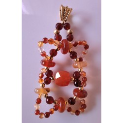 Collection Dentelles de Perles: Pendentif unisexe en cornaline ORANGE SANGUINE, création Martine Portelli