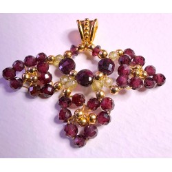 Collection Dentelles de Perles: Pendentif en grenats rouge et vert PETALES