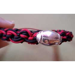 Bracelet coulissant soie macramé et perle ballon de Rugby