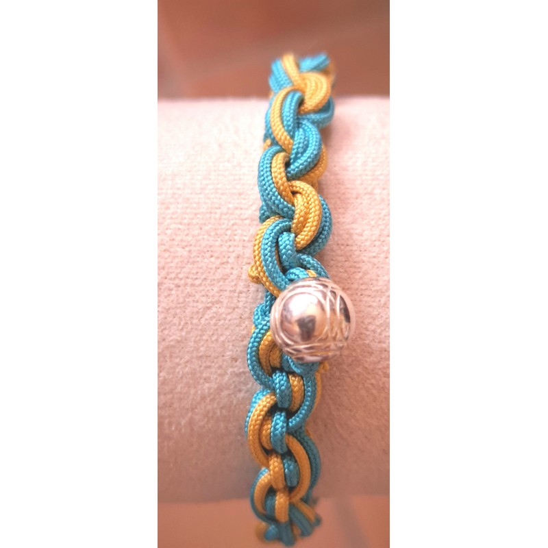 Bracelet coulissant en soie naturelle macramé Pétanque, création Martine Portelli Bracelet coulissant en soie naturelle macramé Pétanque, création Martine Portelli
