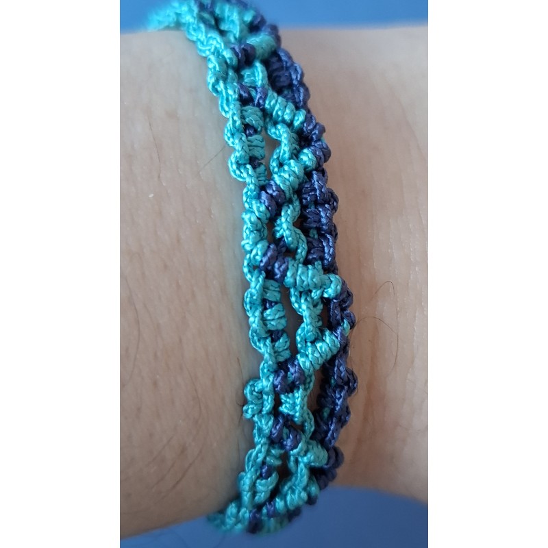 Bracelet coulissant soie macramé Les Bleus de Ma Mer, création Martine Portelli Bracelet coulissant soie macramé Les Bleus de Ma Mer, création Martine Portelli