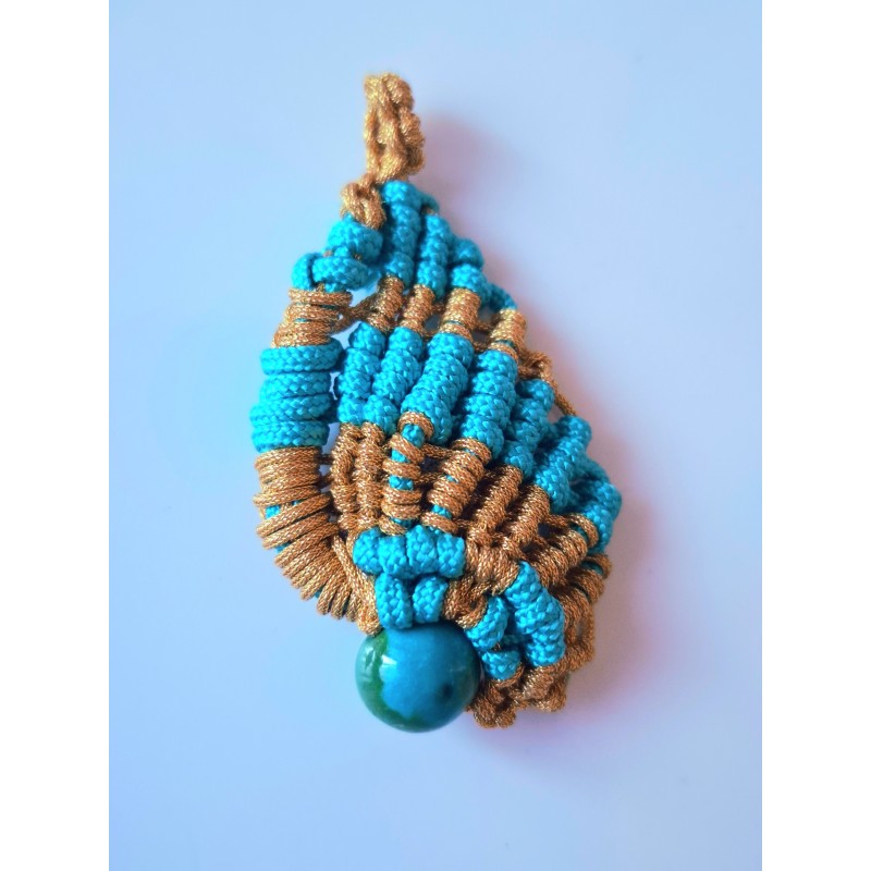 Pendentif en macramé de soie et chrysocolle Coquillage, création Martine Portelli Pendentif en macramé de soie et chrysocolle Coquillage, création Martine Portelli