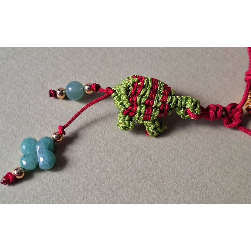Collier coulissant 2 en 1 en macramé de soie et aventurine verte Tortue, création Martine Portelli Collier coulissant 2 en 1 en macramé de soie et aventurine verte Tortue, création Martine Portelli