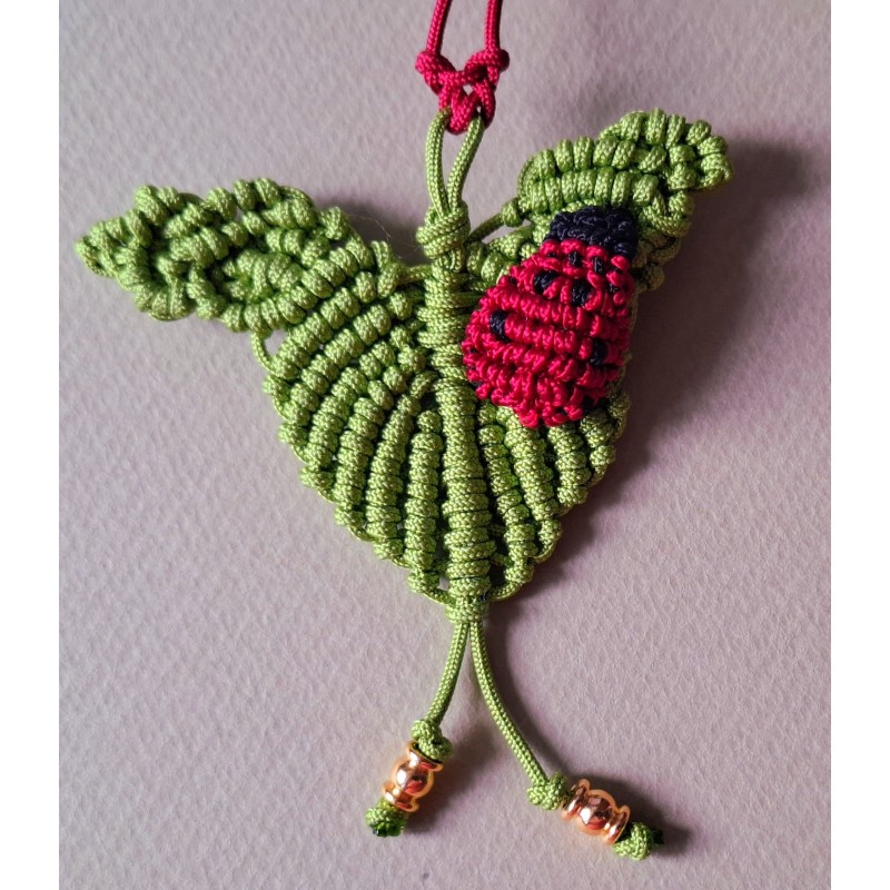 Collier coulissant en macramé de soie Coccinelle, création Martine Portelli Collier coulissant en macramé de soie Coccinelle, création Martine Portelli