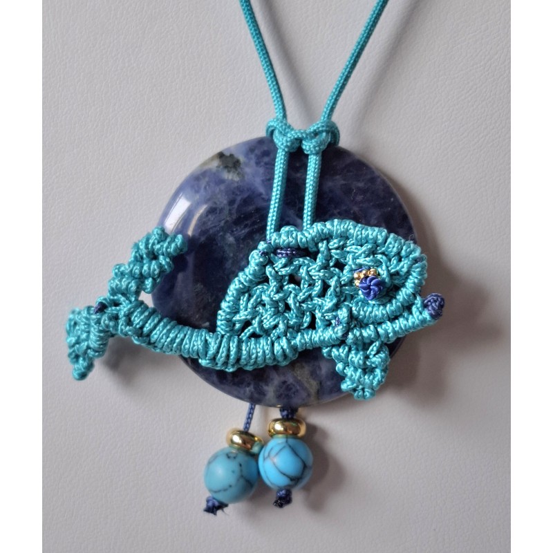 Collier coulissant 2 en 1 ( ras du cou et sautoir) en macramé de soie, Turquoise et donuts de sodalite Baleine Collier coulissant 2 en 1 ( ras du cou et sautoir) en macramé de soie, Turquoise et donuts de sodalite Baleine