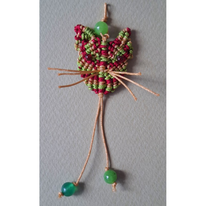 Pendentif en macramé de soie, agate verte et cornaline Chat, création Martine Portelli