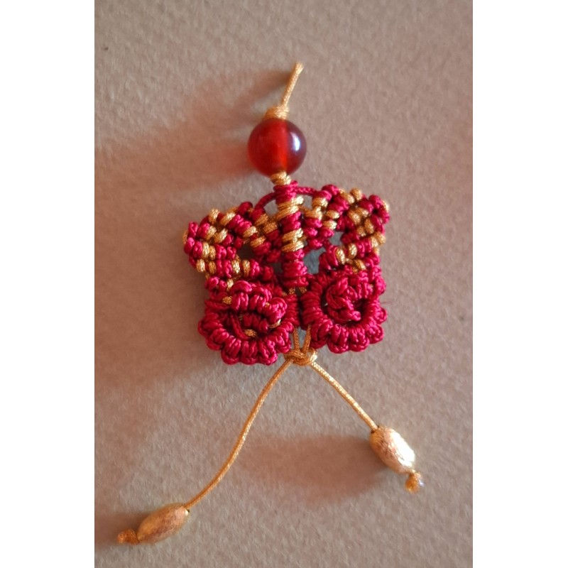 Pendentif en macramé de soie et agate rouge Papillon, création Martine Portelli