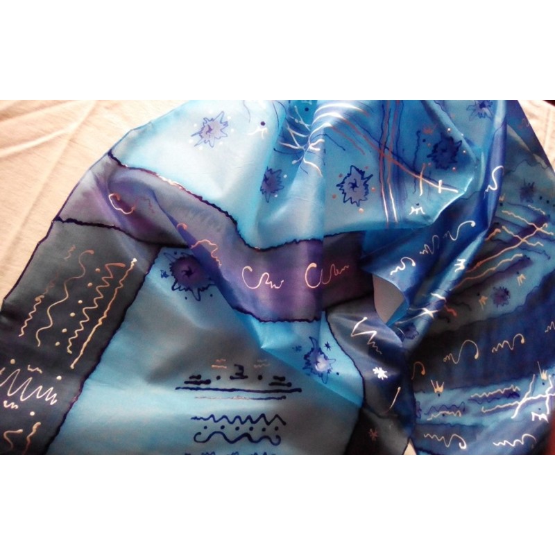 Foulard Rêve bleu, soie créée et peinte à la main par Martine Portelli, pièce unique, Marseille