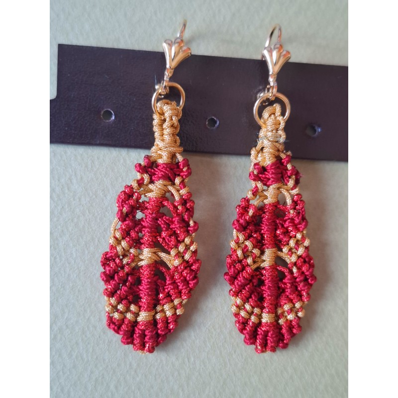 Boucles d'oreilles en macramé de soie Plume rouge, création Martine Portelli, Marseille
