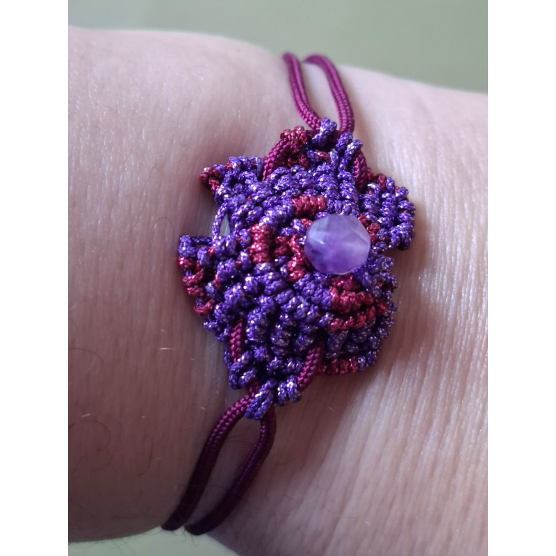 Bracelet coulissant soie macramé et améthyste Viola, création Martine Portelli Bracelet coulissant soie macramé et améthyste Viola, création Martine Portelli