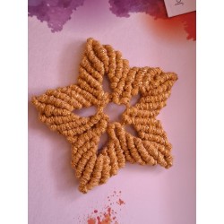 Etoile de Noël Dorée, en macramé de coton métallisé, création Martine Portelli
