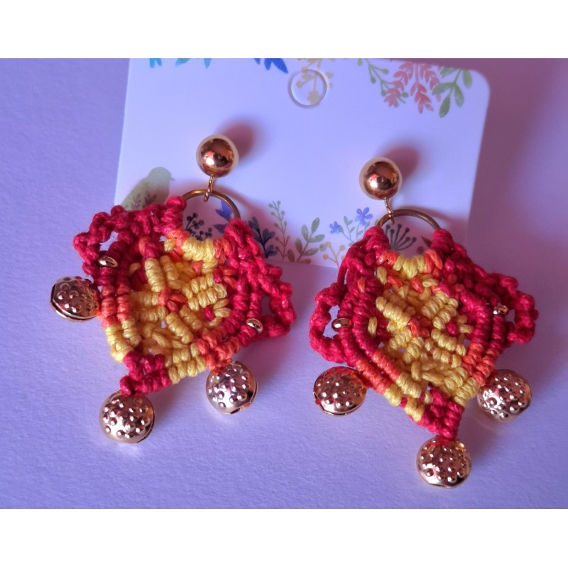 Boucles d'oreilles tricolores en macramé de coton ciré Valentine, création Martine Portelli
