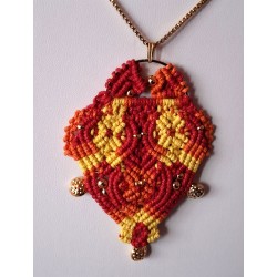 Pendentif tricolore en macramé de coton ciré Valentine, création Martine Portelli