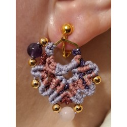Boucles d'oreilles clips en macramé de coton ciré, soie et agates Lilas, création Martine Portelli