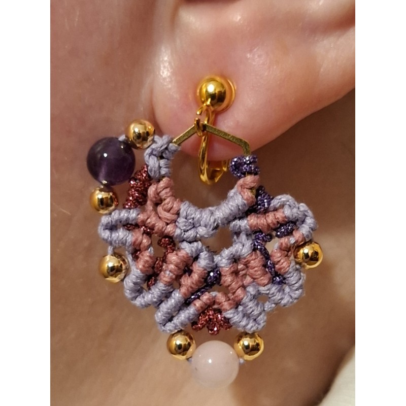 Boucles d'oreilles clips en macramé de coton ciré, soie et agates Lilas, création Martine Portelli