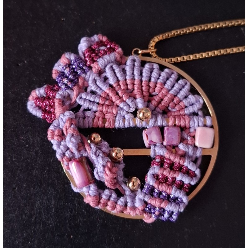 Pendentif en macramé de coton ciré et soie Lilas