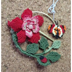 Pendentif en micro-macramé...