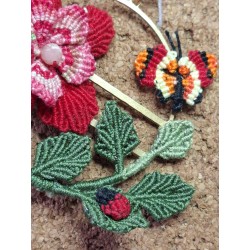 Pendentif en micro-macramé de coton La Fine Fleur