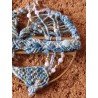 Pendentif en micro macramé de coton et gemmes Rêveries marines