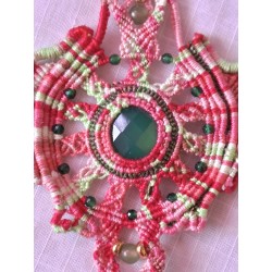 Pendentif micro macramé de coton , onyx vert et aventurine Melon d'eau, création Martine Portelli