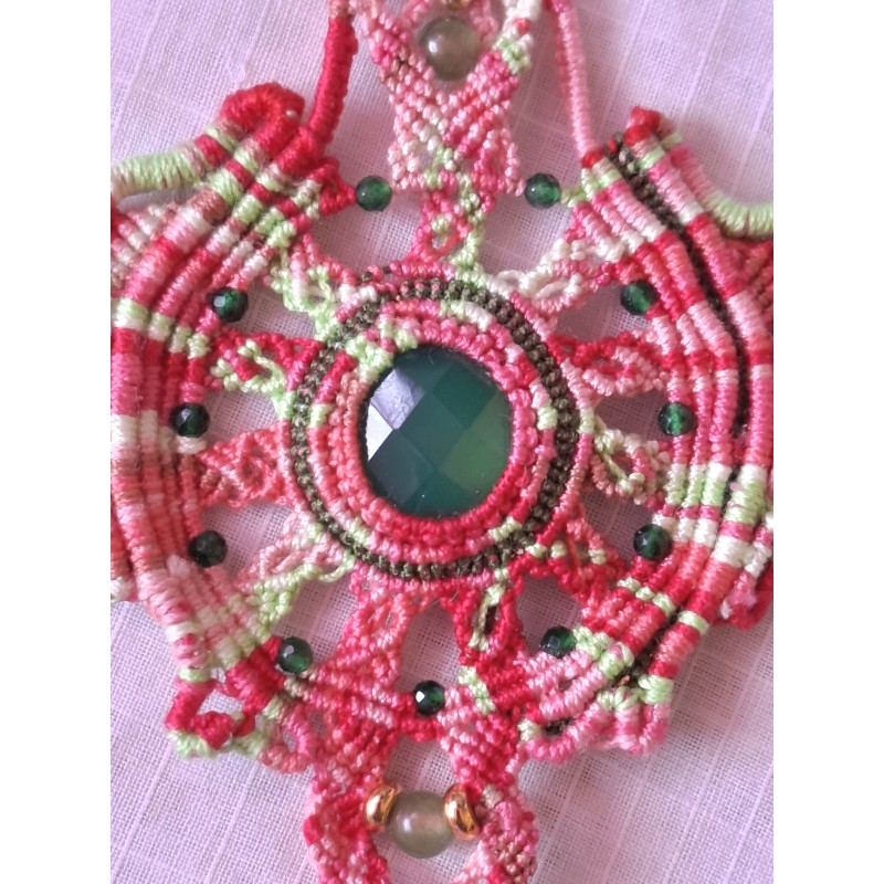 Pendentif micro macramé de coton , onyx vert et aventurine Melon d'eau, création Martine Portelli